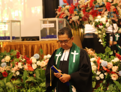 Profil Pdt. Dr. Tony L. Hutagalung Ephorus HKI