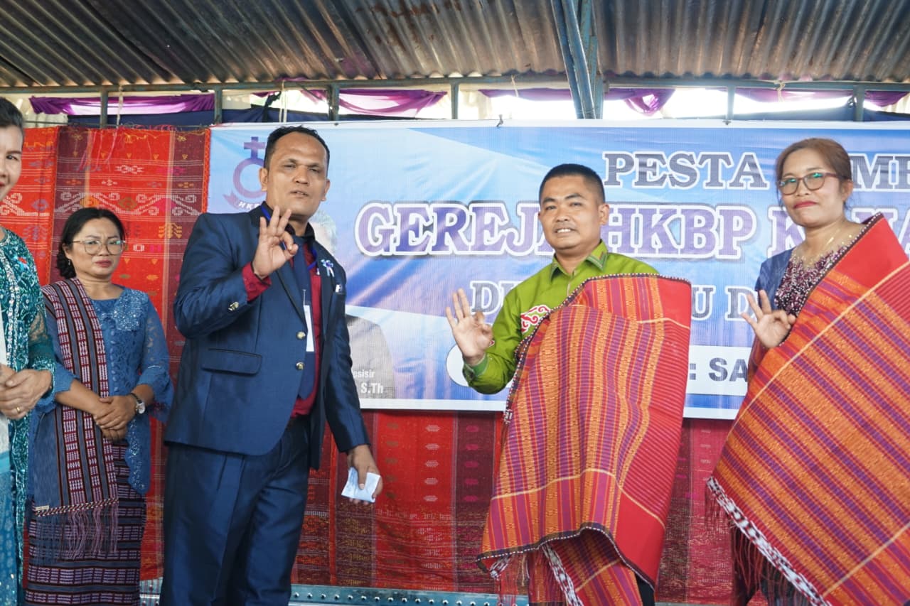 Bupati-Bengkalis-Hadiri-Pesta-Pembangunan-Gereja-HKBP-Resort-Kana-Duri