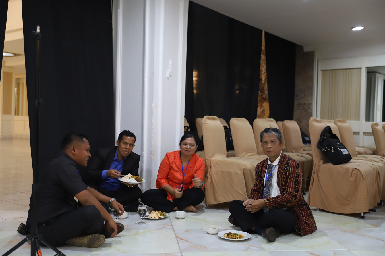 Kesederhanaan-yang-Menginspirasi-Ephorus-HKI-Duduk-Makan-di-Lantai-Bersama-Peserta-Sinode